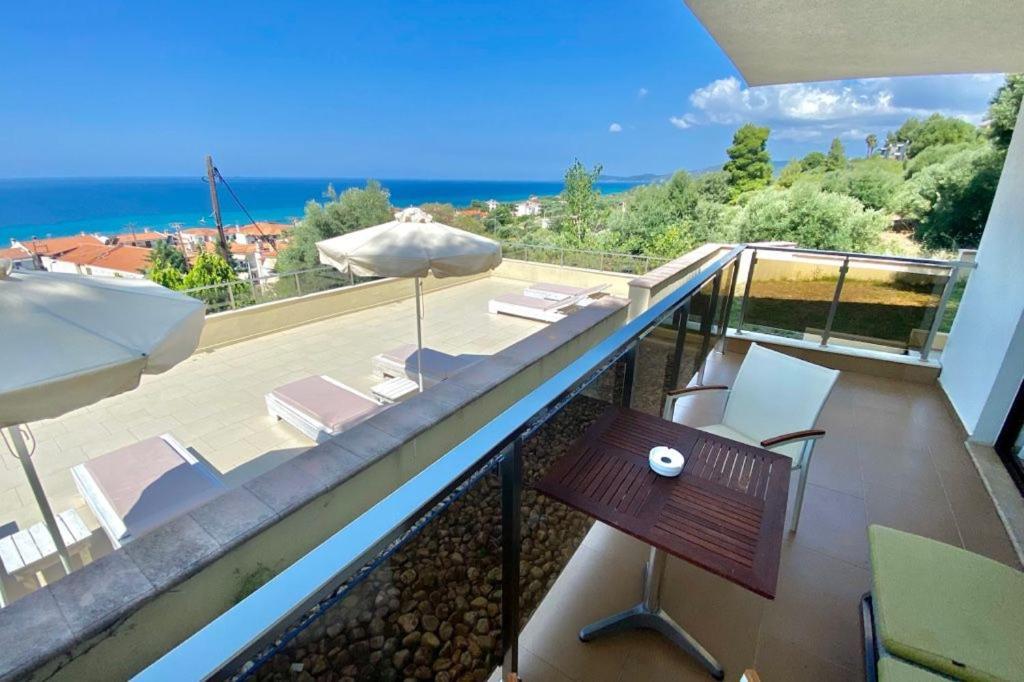 Rahoni Cronwell - Executive Suite