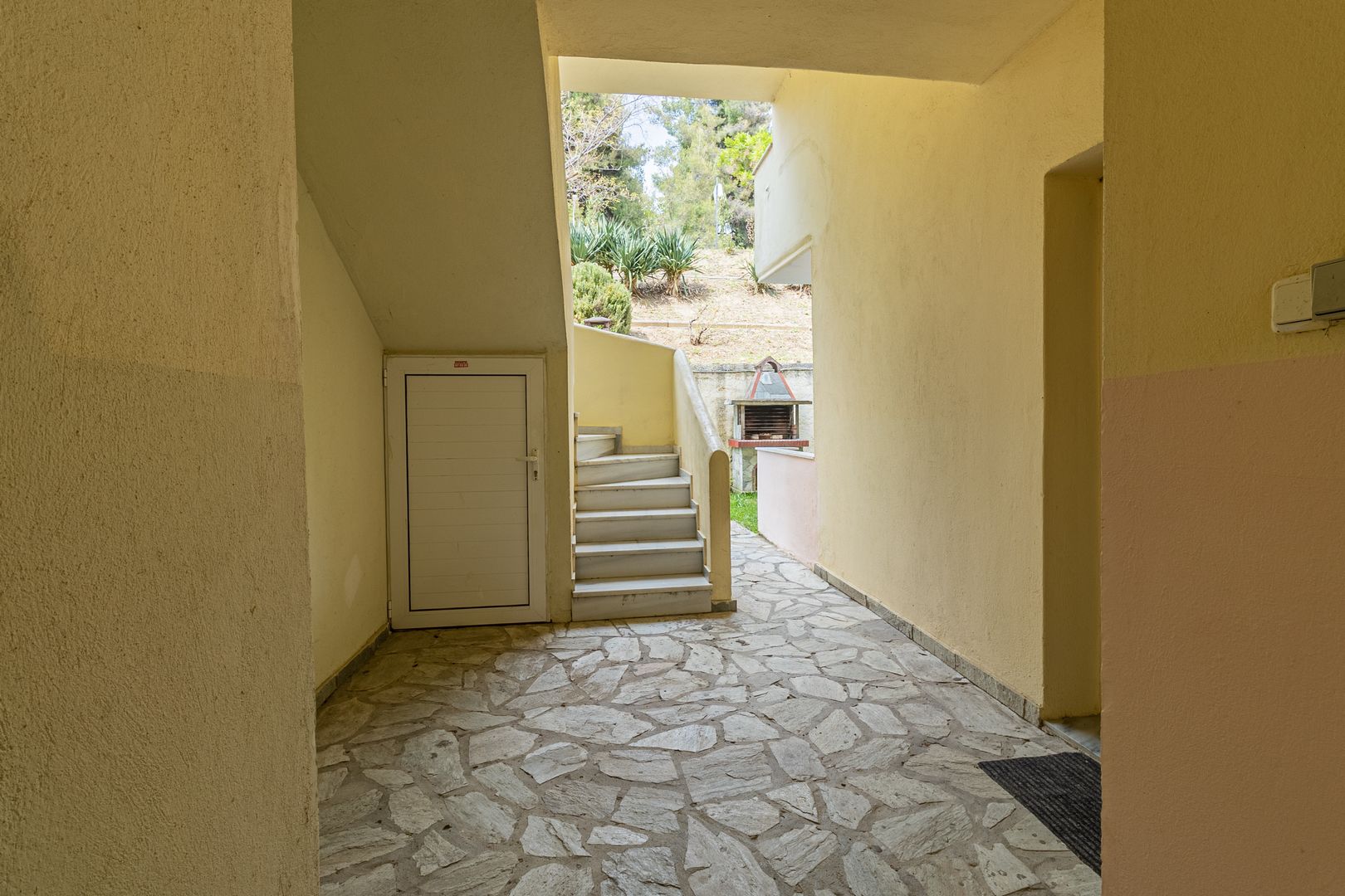Side Image 9